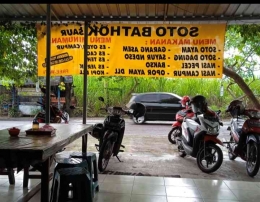 Gerimis semakin memantapkan lezatnya menyantap soto Bathok dalam cuaca dingin (dok IYeeS) 