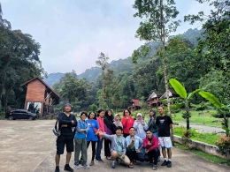 Para peserta Koteka Trip dan ibu Titi, Dirut Paseban Fly Resort (dok.Koteka)
