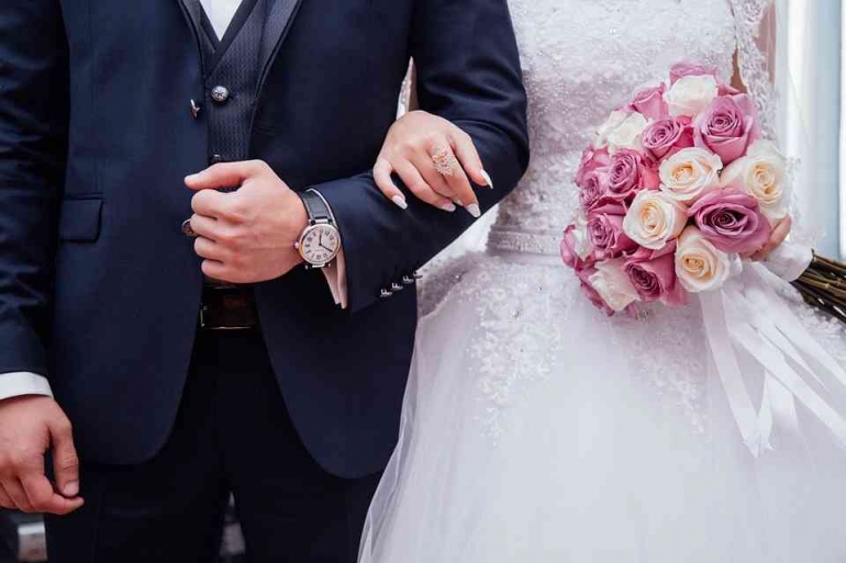 Pernikahan berada di ruang privat yang tidak semestinya dicampuri oleh aturan perusahaan | Sumber gambar : pixabay.com / StockSnap