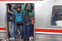 Penuh perjuangan naik KRL Commuter Line (foto by widikurniawan)