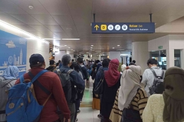 Antrean panjang penumpang MRT Jakarta di Stasiun Dukuh Atas (foto by widikurniawan)