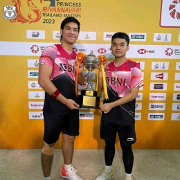 Leo/Daniel Memegang Trofi Thailand Masters (Foto PBSI/Badminton Indonesia) 