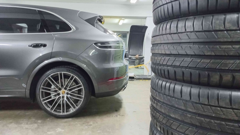 Porsche Macan S setelah selesai diganti Ban Michelin (dokpri)