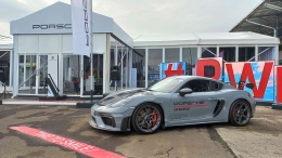 Porsche 718 Cayman GT4 RS di depan venue PWRS (dokpri)