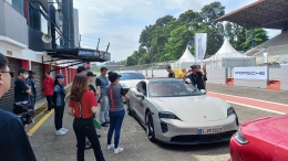 Para peserta bersiap menaiki Porsche Taycan dalam sesi Demo Laps (dokpri) 