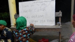 Para lanjut usia belajar menulis dan membaca untuk memberantas buta huruf.| KOMPAS.com/Ira Rachmawati