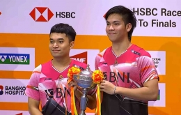 Pasangan Leo/Daniel di podium juara Thailand Masters 2023. Sumber Foto: BadmintonTalk