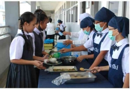 Gambar Ilustrasi. Siswa Sekolah Cinta Kasih Tzu Chi melayani teman-temannya dalam kegiatan makan bersama (dok.pri)