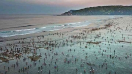 Suasana Festival Pesona Bau Nyale 2019 yang dihadiri ribuan warga dan wisatawan di pantai Seger Mandalika (sumber Tempo)