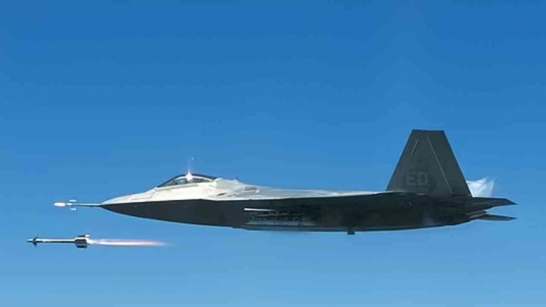 Pesawat temour F-22 Raptor yang dihunakan untuk menembah jatuh balon udara. Photo: Shutterstock 