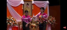 Leo/Daniel mengambil piala dari altar Princess Thailand (Bidik Layar Youtube.com/BWF TV) 