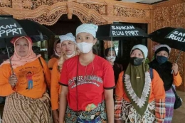Belasan PRT di Semarang mendatangi anggota DPRD Jateng untuk mendesak pengesahan RUU PPRT, Rabu (21/12/2022).(Kompas.com/Titis Anis Fauziyah) 