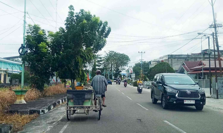 Becak dayung Bengkalis saat melintas di Jalan Antara, Sabtu, 4 Februari 2023 (Dokumentasi pribadi)