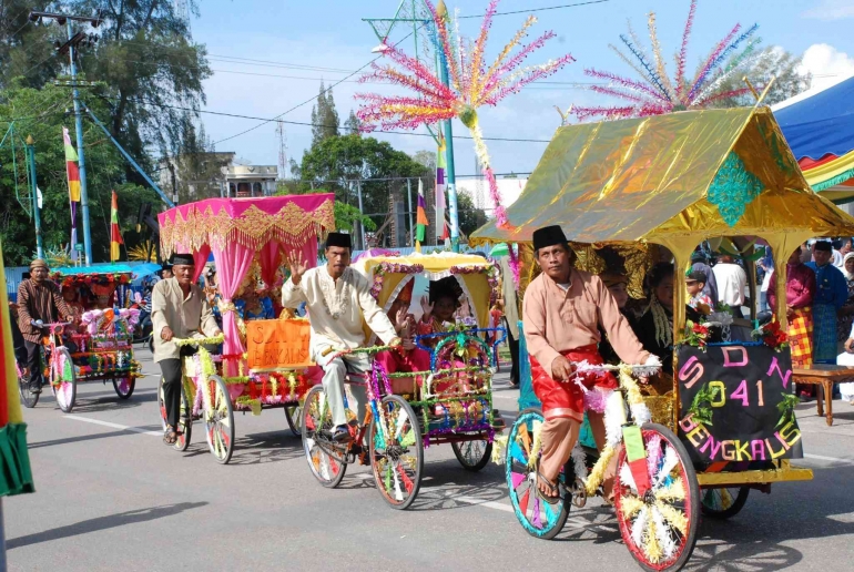 Pawai becak hias Hari Jadi ke-498 Bengkalis Tahun 2010 (Dokumentasi pribadi)