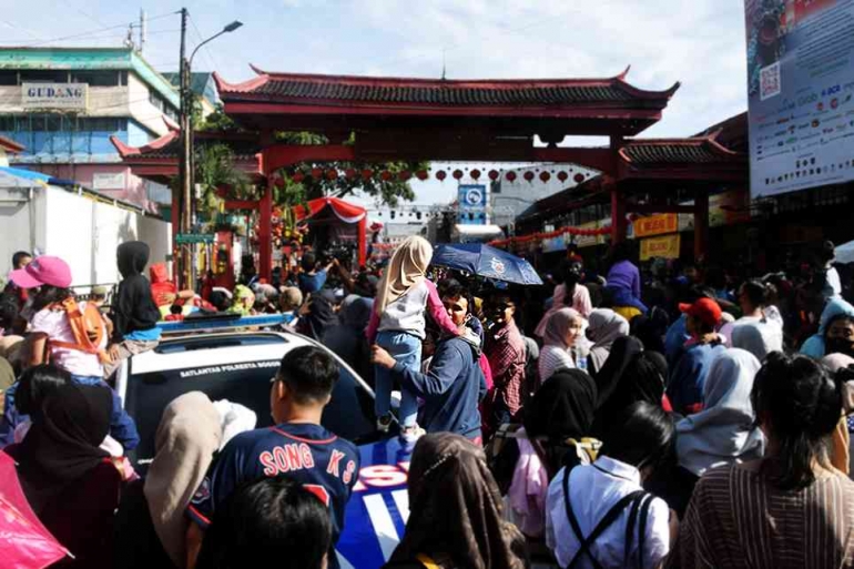 Antusia warga menonton perayaan Cap Go Meh Bogor Street Festival 2023, Minggu 5 Februari 2025. (Foto Dokpri)