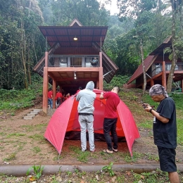 Glamping dan tenda camping