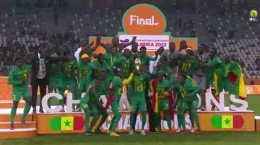 Senegal merayakan keberhasilan menjuarai African Nations Championship 2022 (5/2) setelah menundukkan tuan rumah Aljazair melalui adu penalti 5-4 (foto: Youtube/CAF TV)
