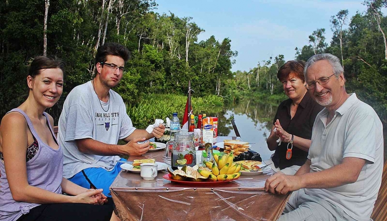 Wisatawan mancanegara sarapan di atas kapal Kelotok dengan panorama sungai Sekonyer. | Dok Pribadi