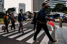Ilustrasi pekerja di Jakarta berjalan kaki. Foto: Kompas.com/Garry Lotulung