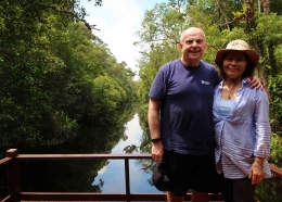 Dubes Donovan bersama istri, Ny. Mei Chou Donovan berpose dengan latar belakang Sungai Sekonyer. | Dok Pribadi