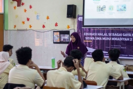 Ima Faizah, Ketua tim abdimas memberikan materi edukasi gaya hidup halal kepada Siswa SMAMDA, 31 Januari 2022 (Ario Khairul)