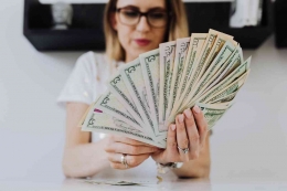 Ilustrasi wanita sedang mengatur uang (Karolina Grabowska/Pexels.com)