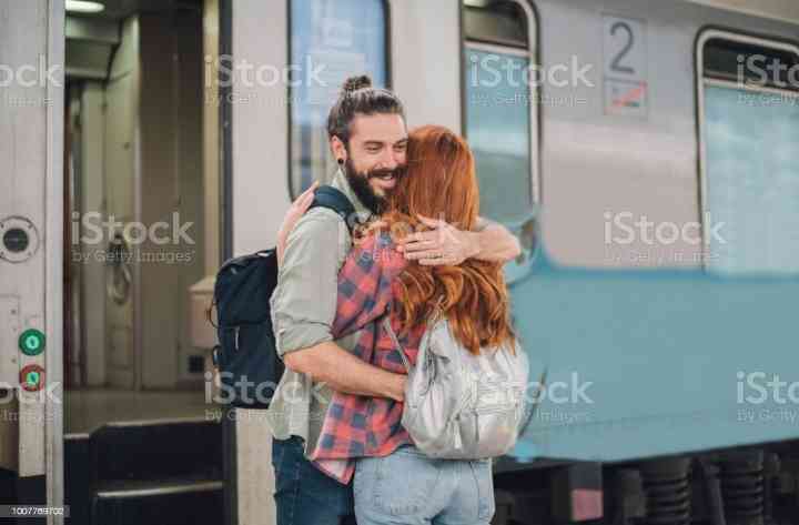 Ilustrasi pasangan berpeluk di Stasiun Kereta Api. Sumber: iStock