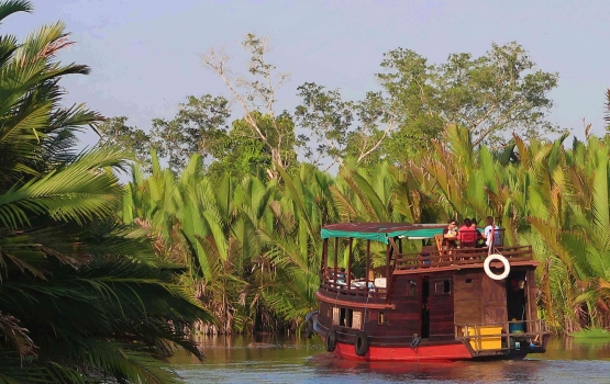 Pemandangan kapal kelotok dan tanaman nipah di sepanjang sisi Sungai Sekonyer. | Dok Pribadi