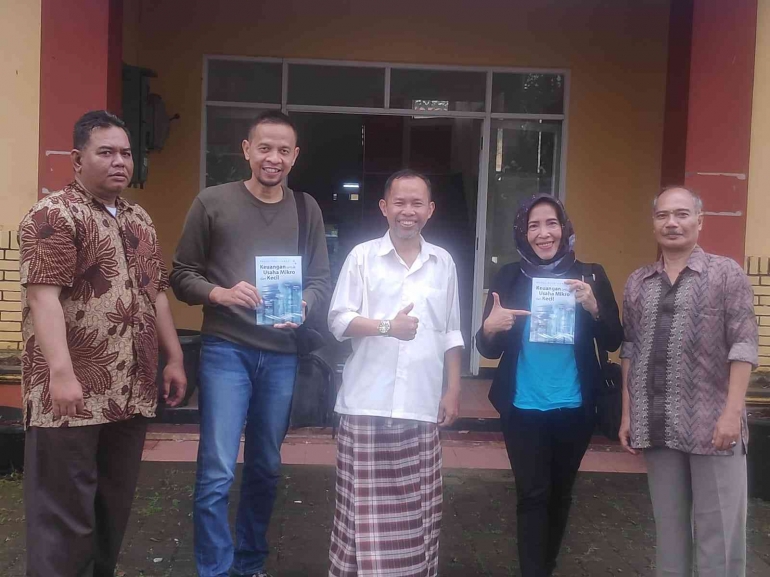 Penulis buku Keuangan untuk Usaha Mikro dan Kecil, Henky Hendrawan berpose usai seminar lokakarya di Kampus STIA Menara Siswa, Bogor. (Dok Pribadi)