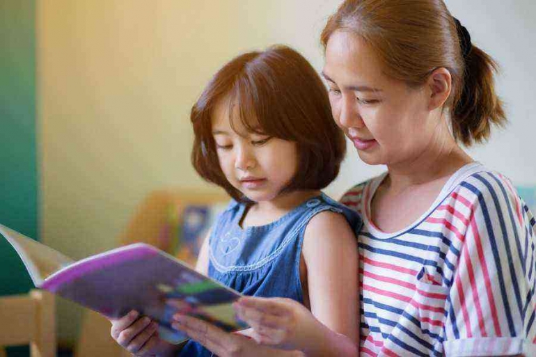 Ibu Mengajarkan Anak Membaca | Sumber Situs Ibu dan Balita