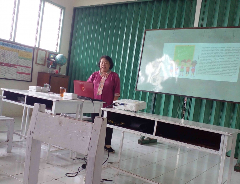 Ibu Eni Megawati, S.Pd (calon guru penggerak) saat memimpin diskusi bersama guru-guru (Sumber: Dokumen Pribadi)