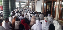 Para peserta resepsi 1 abad NU berada di masjid mengikuti acara melalui layar lebar (Sumber gambar: Hamim Thohari Majdi)