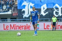 Ciro Alves melakukan tendangan bebas Persib Bandung kontra PSS Sleman. Sumber Gambar: Kompas.com