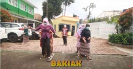 Balap bakiak salah satu permainan tradisional yang digemari ibu-ibu Sumber: Dokpri