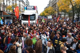Para pengunjuk rasa menuntut kenaikan upah dan langkah-langkah lain untuk mengurangi kenaikan inflasi di Paris, Perancis, Minggu (16/10/2022). (AP PHOTO/AURELIEN MORISSARD via KOMPAS.com) 