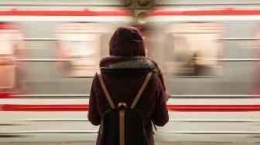 Seorang Wanita Yang Tengah Menunggu Kereta | Sumber Suara.com