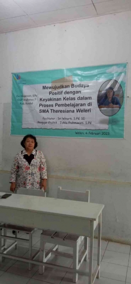 Ibu Eni Megawati, S.Pd,  saat melakukan sosialisasi budaya positif  kepada guru-guru SMA Theresiana Weleri (Sumber: Dokumen Pribadi)