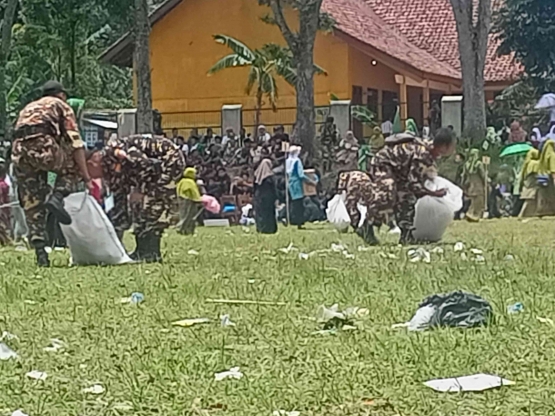 Para anggota Banser gerak cepat membersihkan lapangan yang penuh dengan sampah (Dokpri 7/2/2023)