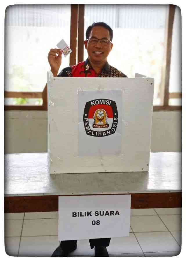 Ketua OSIS SMPN 8 Surakarta Ketua OSIS SMPN 8 Surakarta