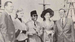 Sukarno berfoto bersama Eric Johnston, Ann Francis, Ann Miller, dan Dore Schary saat di Amerika Serikat. Sumber: Wikimedia Commons