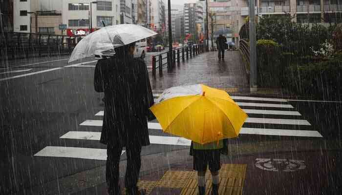 Ilustrasi hujan di kota, sumber: solopos.com