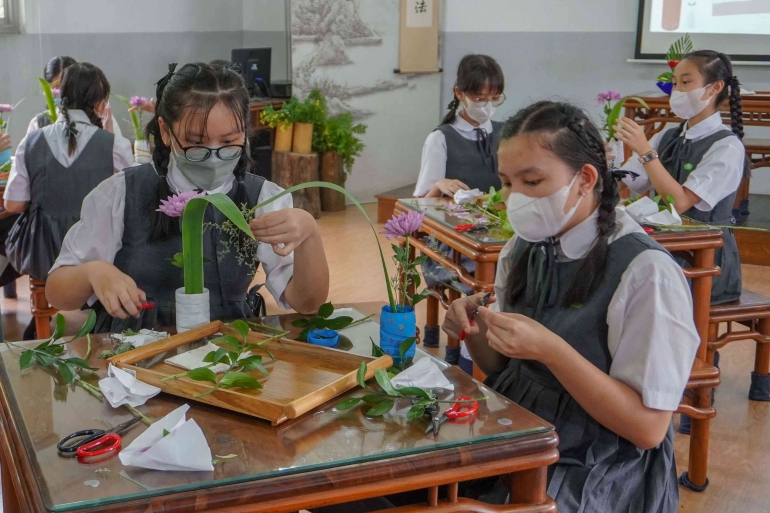 Ilustrasi gambar. Peserta didik Sekolah Cinta Kasih Tzu Chi mengikuti kelas Merangkai Bunga untuk mendidik Hati (dok.pri)