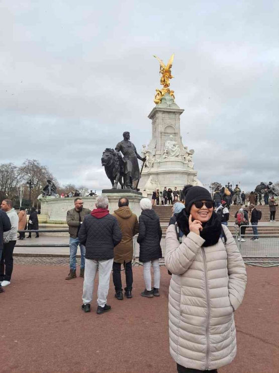 Di depan patung Ratu Victoria sekitar istana Buckingham (Dok. Pribadi)