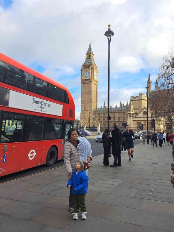 Berfoto dengan latar bus bertingkat London yang ikonik (Dok. Pribadi)