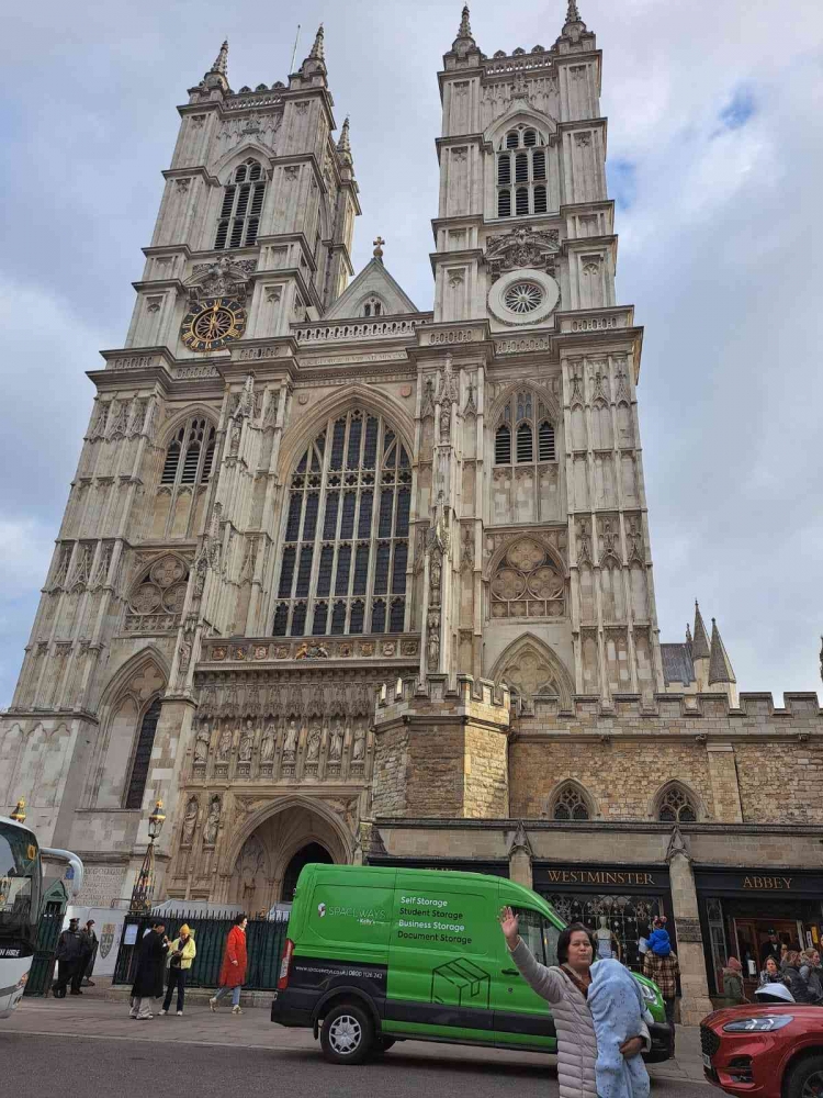 Di depan gereja Westminster Abbey, London (Dok. Pribadi)