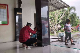 Ada anak yang memainkan lato-lato di dekat masjid saat jamaah masih ada yang sedang shalat. (Foto Akbar Pitopang)