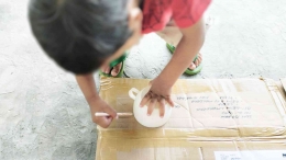 Anak jadi ikutan mencoba dan mengalami banyak sekali pengalaman baru dalam proses pembuatan mainan edukasi. (Foto Akbar Pitopang)