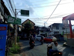 Persimpangan Joyo Utomo dan Joyo Asri, Malang, hanya berdamija 6 meter tanpa trotoar. Foto : Parlin Pakpahan.