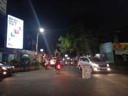 Perempatan Kelurahan Merjosari Joyo Utomo setelah Jalan raya Sunan Kalijaga, Malang, yang berdamija 6 meter tanpa trotoar. Foto : Parlin Pakpahan.