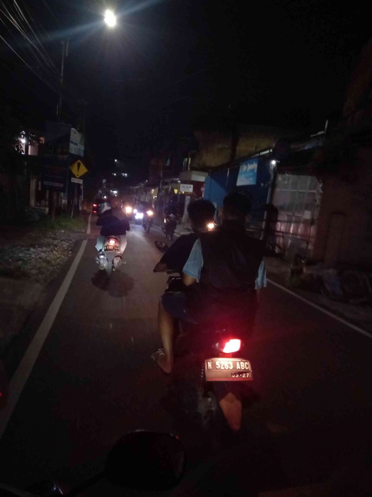 Damija sempit hanya 6 meter tanpa trotoar, Jalan raya Joyo Agung, Malang. Foto : Parlin Pakpahan